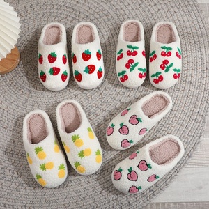 2025 superventas interior invierno cálido algodón para zapatillas para hombres y mujeres zapatos transpirables para el hogar con estilo de piel - Product Image 3