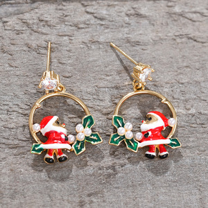 Orecchini a perno con perle sintetiche smaltate a forma di ghirlanda di Babbo Natale per donna, gioielli di moda natalizi - Product Image 6