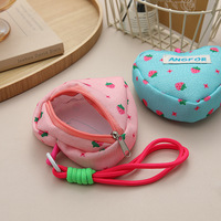 Tas Gantungan Kunci Portabel Grosir Pabrik, Casing Earphone Universal, Dompet Mini Bentuk Hati Stroberi Lucu, Tas Koin Pergelangan Tangan dengan Liontin