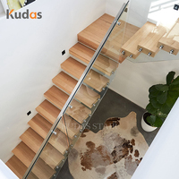 Escalier en L pour intérieur avec marches en chêne blanc et verre, garde-corps en verre trempé, escalier flottant en cantilever