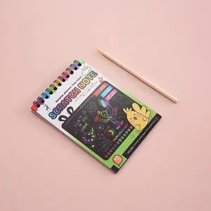2024 yaratıcı sihirli Scratch sanat boyama kağıt kartı ve ahşap Stylus ile sanat kitap kapalı çizik