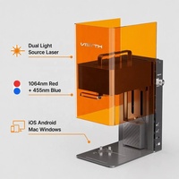 Satu Mesin Penanda Laser Sumber Cahaya Ganda Mini yang Digunakan untuk Kustomisasi Cangkir, Ornamen, Dompet, Kartu, dan Tas