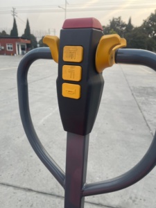 Transpalette électrique 2 tonnes avec pneus pleins et mât simple pour usage en entrepôt intérieur - Product Image 4