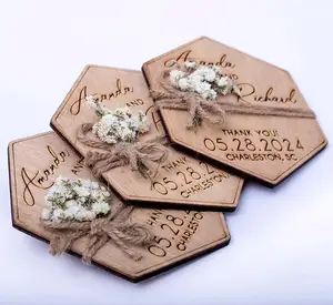 Aimant en bois de fête personnalisé Hexagon Floral Wedding Favors avec enveloppes et autocollants