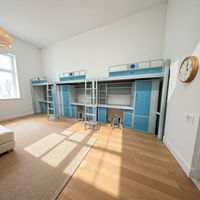 Lit superposé moderne et minimaliste en fer forgé avec bureau et bibliothèque, idéal pour les dortoirs chinois et les appartements étudiants