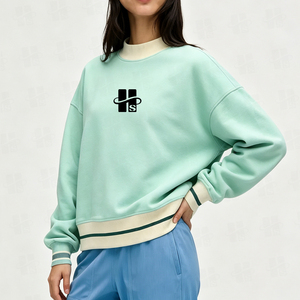 เสื้อสเวตเชิ้ตคอเต่าสีตัดกันพร้อมแถบข้อมือลายทางสำหรับผู้หญิงขายส่ง สไตล์สตรีทแวร์ ตกแต่งด้วยโลโก้ปักแบบกำหนดเอง - Product Image 2
