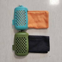 Serviette de sport à séchage rapide personnalisée de haute qualité dans une pochette en silicone sac de rangement pour serviettes en silicone