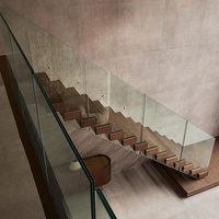 Escalier flottant moderne et durable à marches ouvertes, avec cadre en acier dissimulé, marches en bois dur et garde-corps en verre, pour rénovation intérieure de luxe