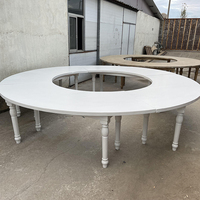 Table de banquet incurvée extérieure de ferme en bois rustique pour les mariages