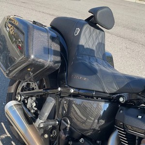 Sacoche <span class=keywords><strong>de</strong></span> moto AKOSO en fibre <span class=keywords><strong>de</strong></span> carbone sèche 3K véritable pour Harley Davidson Softail Low Rider S ST 2022-2025 - Product Image 4