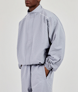 Ensemble de survêtement léger 2 pièces coupe oversize en nylon et rayonne avec col cheminée et bordure contrastante personnalisée, comprenant une veste coupe-vent et un short de jogging - Product Image 6