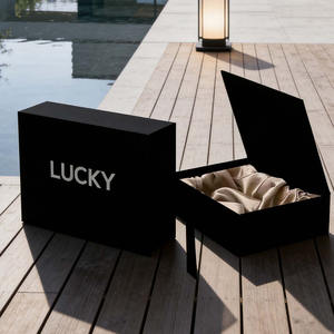 Scatola Regalo in Cartone Ondulato Personalizzata <span class=keywords><strong>per</strong></span> Parrucche con Fodera in Raso, Confezione Magnetica Nera <span class=keywords><strong>per</strong></span> Trucchi ed Extension <span class=keywords><strong>per</strong></span> Capelli - Product Image 1