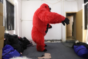 Costume de mascotte de <span class=keywords><strong>gorille</strong></span> rouge en peluche gonflable OEM de 2.6m nouveau personnage de conception pour King Kong inspiré de fête pour les costumes de films télévisés - Product Image 3