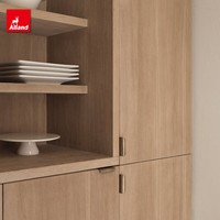 Armoires de cuisine Alland de style ferme moderne en chêne massif blanc avec panneaux de porte encastrés et îlot à portes cannelées