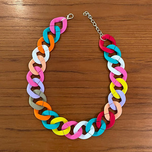 Collana Choker Bohémien Circolare da 52cm <span class=keywords><strong>in</strong></span> <span class=keywords><strong>Resina</strong></span>, Colore Caramella con Superficie Opaca, Catena Lunga <span class=keywords><strong>in</strong></span> Acrilico - Product Image 4