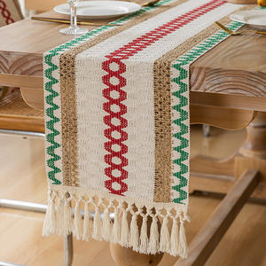 Chemin de table brodé élégant, motif de cœurs rouges et blancs, tissu en polyester lavable pour salon et salle à manger - Product Image 4