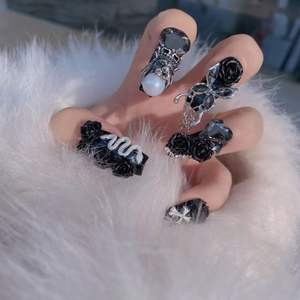 [Serie Doce Signos del Zodíaco] <span class=keywords><strong>Uñas</strong></span> Postizas Hechas a Mano de <span class=keywords><strong>Escorpio</strong></span> - Personalizadas, Resistentes, Completamente Decoradas con Pedrería y Bolas de Pedrería 3D Florales - Product Image 4