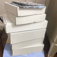 Grande boîte plate en carton ondulé blanc pour emballage et expédition, esthétique soignée, idéale pour albums Instagram