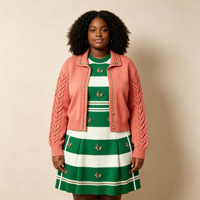 Ensemble de tricots pour femmes OEM, cardigan rouge avec chaînes dorées, robe courte à deux tons vert et blanc au-dessus du genou pour femmes