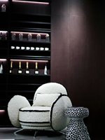 Fauteuil individuel décontracté en bois de pin blanc, style français, inspiré des salons/balcons de créateurs, avec revêtement en polaire Teddy, couleur crème