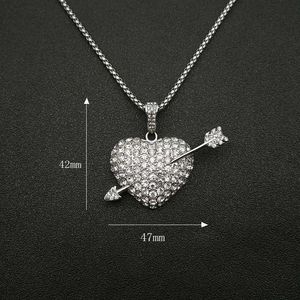Collier pendentif en acier titane avec diamant taillé en cœur et flèche plaqué or pour un usage quotidien - Product Image 5