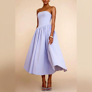 Robe midi sans bretelles en bleu clair avec ourlet asymétrique et jupe plissée, design élégant et ajusté pour les soirées - Product Image 1