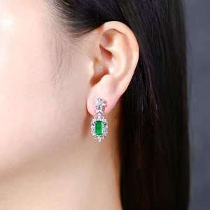 SGARIT Joyería Fina, Pendientes de Esmeralda Verde Intensa Natural de Panjshir, Afganistán, de 2.53 ct, Oro de 18K con Diamantes Laterales de 1.23 ct - Product Image 5