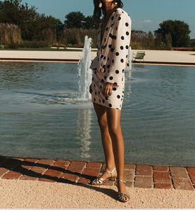 Blazer beige elegante con lunares negros, mangas largas y diseño cruzado, perfecto para la oficina - Product Image 5