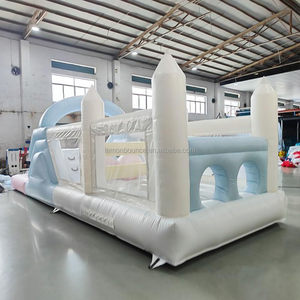 Château gonflable commercial avec obstacles, toboggans, piscines à balles et zones d'escalade, idéal pour les entreprises de location de matériel événementiel. - Product Image 2