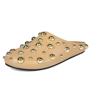 Mules plates en cuir rouge pour femmes, style mode, avec grandes boules argentées cloutées, bout rond fermé et rivets métalliques, vente en gros - Product Image 5