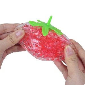 Jouet à presser en forme de fraise simulée, jouet anti-stress à récupération lente - Product Image 5