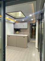 Capsule spatiale modulaire de 30 pieds avec verre panoramique incurvé pour glamping en milieu rural, petite chambre d'hôtes