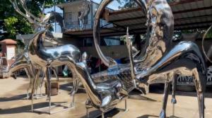 مشغولات معدنية مخصصة عالية الجودة: منحوتات غزال فنية حديثة من الفولاذ المقاوم للصدأ بمرآة للخارجية والفنادق والحدائق - Product Image 5