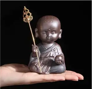Küçük keşiş yürüyüşe küçük sevimli keşiş heykelleri (Abbot) buda heykeli