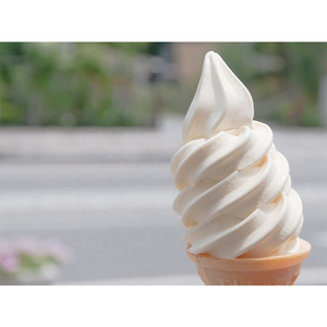 Glace <span class=keywords><strong>à</strong></span> <span class=keywords><strong>la</strong></span> crème au chocolat et <span class=keywords><strong>à</strong></span> <span class=keywords><strong>la</strong></span> <span class=keywords><strong>vanille</strong></span> en spirale dans un cône <span class=keywords><strong>gaufre</strong></span>, style soft serve - Product Image 2
