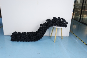 Guirnalda de Rosas Negras Artificiales, Arreglo Floral Oscuro para Bodas Góticas y Eventos Espeluznantes - Product Image 5