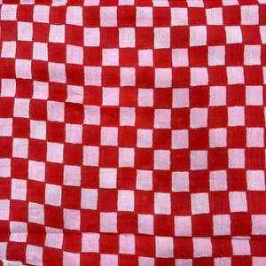 Tissu imprimé en coton rouge de qualité supérieure avec un motif à carreaux rose diamanté accrocheur et un motif carré géométrique répété - Product Image 2