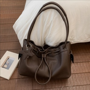 Nouveau sac à cordon en cuir lychee marron foncé avec motif étoile pour femme – Sac à main de qualité supérieure, sac à bandoulière minimaliste - Product Image 6