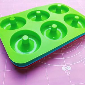 Moule à donuts rond en silicone à 6 cavités pour la pâtisserie, en stock et très demandé - Product Image 5