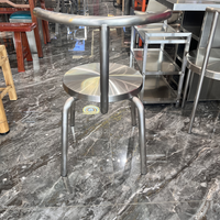 Ensemble table et chaises en acier inoxydable : surface brillante résistante aux rayures pour les cafés, robuste, facile à nettoyer, parfait pour les environnements de café