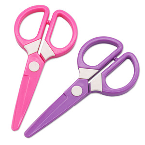 Tijeras de plástico para niños, color rosa y morado, 5 pulgadas, hoja recta, herramientas de corte de papel con certificación de seguridad - Product Image 1