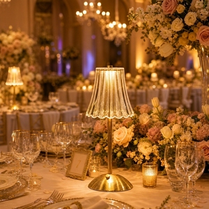 Lampe de table LED sans fil <span class=keywords><strong>rechargeable</strong></span> en or de luxe moderne avec abat-jour en cristal pour mariage, restaurant, dîner, lumière d'ambiance - Product Image 1