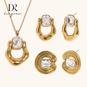 Dingran Conjunto de Collar y Pendientes de Acero Inoxidable Chapado en Oro de 18K con Diseño de Candado Vintage y Colgante Grueso de Circonita Cúbica para Mujer, Joyería al <span class=keywords><strong>por</strong></span> Mayor - Product Image 1