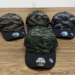 Casquette de golf camouflage vert noir à visière incurvée, chapeau de performance imperméable à 5 panneaux avec logo personnalisé, perforée et respirante, pour homme et femme - Product Image 1