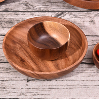 Ensemble de grands bols de service en bois d'acacia avec logo personnalisé, comprenant saladier et assiettes, grands bols en acacia naturel