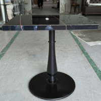 Table de restaurant commerciale avec plateau en marbre noir et base en métal, mobilier de salle à manger pour café et hôtel