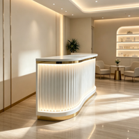 Comptoir de réception blanc incurvé avec éclairage LED, comptoir d'accueil moderne de luxe pour salon de beauté, spa, boutique, avec logo personnalisé