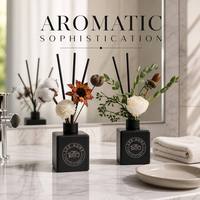 Diffuseur de parfum carré en verre noir mat avec bâtonnets en coton séché, tournesol, eucalyptus, rose blanche et bâtonnets diffuseurs noirs pour la maison