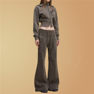 Set Due Pezzi Personalizzato da <span class=keywords><strong>Donna</strong></span>: <span class=keywords><strong>Felpa</strong></span> Corta <span class=keywords><strong>con</strong></span> <span class=keywords><strong>Zip</strong></span> Vintage e Pantaloni a Zampa in Puro Cotone 100% Tinta Unita Effetto Acid-Washed - Product Image 3