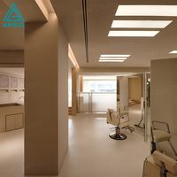 Aménagement complet sur mesure de poste de travail et de présentation pour salon de beauté ou boutique, avec conception intérieure clé en main et rénovation de magasin